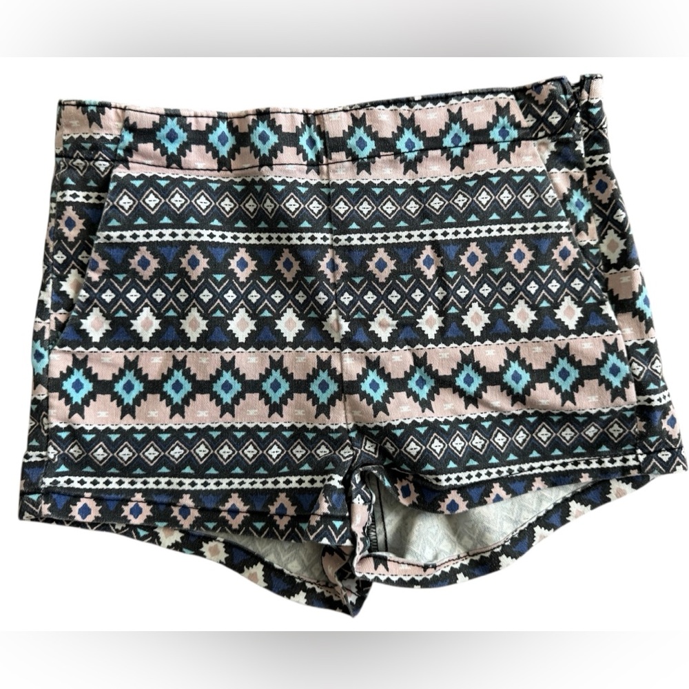 Divided High Waist Geometric Patterned Shorts